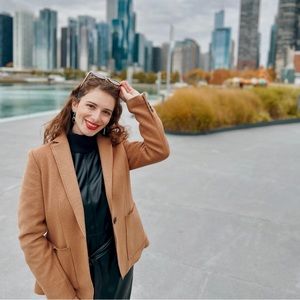 Meet your Posher, Eliona